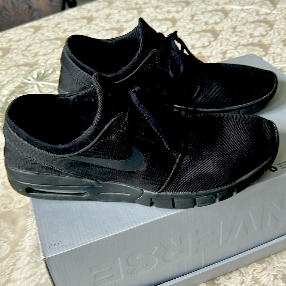 Classic Stefan Janoski Nike Air men’s size 10. Still with alot of life in them.